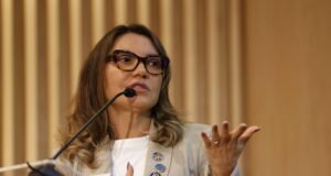 Janja utiliza avião da FAB em viagem ao Rio que incluiu visita fora da agenda a escola de samba