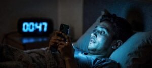 Uso de celular na cama atrasa melatonina e fragmenta sono, revela levantamento