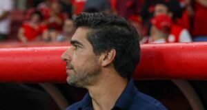 Abel Ferreira vê “crise de valores” em caso de racismo contra Vinícius Júnior