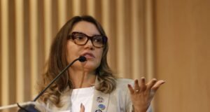 Janja utiliza avião da FAB para viagem ao Rio que incluiu visita à Acadêmicos de Niterói