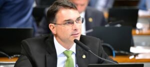 TJDFT suspende remoção e mantém publicações de Flávio Bolsonaro que criticam o PT
