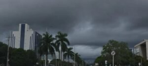 Céu fechado e previsão de pancadas de chuva marcam início da semana em Palmas