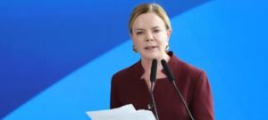 Gleisi Hoffmann refuta estudos sobre custo do fim da escala 6×1 e promete tratamento setorial