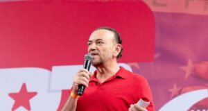 Presidente do PT diz que partido enfrenta “momento difícil” e pede reação contra Flávio Bolsonaro