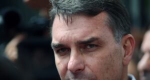 Flávio Bolsonaro critica condenação do governo Lula a bombardeios no Irã, e Gleisi Hoffmann reage