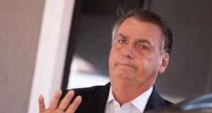 Bolsonaro, preso, lamenta ataques da direita a Michelle em carta manuscrita