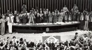 STF adia julgamento sobre “penduricalhos” e reacende debate de seis décadas sobre teto salarial no serviço público