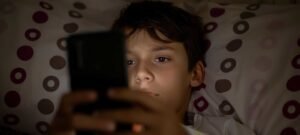 Reino Unido abre consulta pública sobre veto a redes sociais para menores de 16 anos