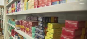 Câmara aprova venda de medicamentos em supermercados; proposta vai à sanção presidencial