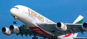 Voo da Emirates com brasileiros repatriados deixa Dubai rumo a Guarulhos