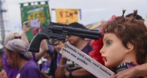 Protesto em Brasília usa performance simbólica para denunciar feminicídio