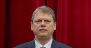Tarcísio de Freitas aparece à frente em todos os cenários de 1º e 2º turnos para o governo de SP, aponta Datafolha