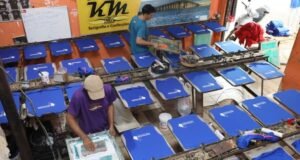 Produção de uniformes escolares aquece Rodoshopping e gera renda extra para trabalhadores em Palmas