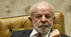 Avanço de Flávio Bolsonaro nas pesquisas e investigações sobre Lulinha elevam tensão no entorno de Lula