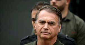 Bolsonaro segue estável e consciente após internação por broncopneumonia; não houve intubação