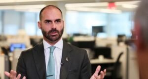 Eduardo Bolsonaro tem 15 dias para se defender em processo da PF que apura abandono de cargo