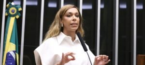 Erika Hilton pede que MPPR apure atuação do governo Ratinho Jr. em caso de abuso sexual em escola cívico-militar