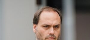 Carlos Bolsonaro afirma que pai corria risco de morte se atendimento atrasasse