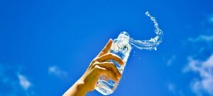 Água não elimina gordura diretamente, mas hidratação adequada melhora o metabolismo, afirma nutricionista