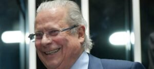 José Dirceu nega “Lulinha paz e amor” e chama Flávio Bolsonaro de “golpista” em festa de 80 anos