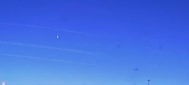 Potencial meteorito perfura teto de residência no Texas após grande clarão no céu