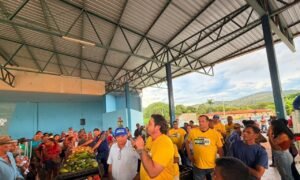 Deputado Eduardo Fortes distribui 3 toneladas de alimentos a mais de mil famílias em Natividade