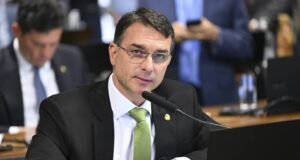 Post que atribui a Flávio Bolsonaro proposta para extinguir salário mínimo é falso, confirma checagem