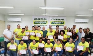 Colaboradores da Cooperfrigu recebem certificados de curso de inglês e empresa abre novas turmas