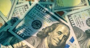 Dólar recua diante de otimismo com plano de paz EUA-Irã e pesquisa eleitoral no Brasil