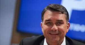 Flávio Bolsonaro fecha com publicitário que trabalhou para Lula e Jair Bolsonaro