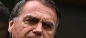 Bolsonaro deixa hospital em Brasília e inicia 90 dias de prisão domiciliar