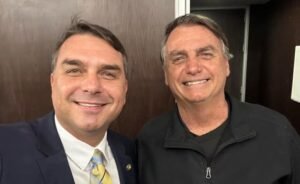 Moraes mantém restrição de visitas e nega livre acesso dos filhos de Bolsonaro à prisão domiciliar