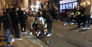 Motorista é preso após atropelar sete pessoas em rua movimentada de Derby, no Reino Unido