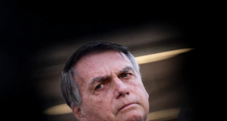 Michelle diz que Bolsonaro recupera movimentos da mão após cirurgia no ombro
