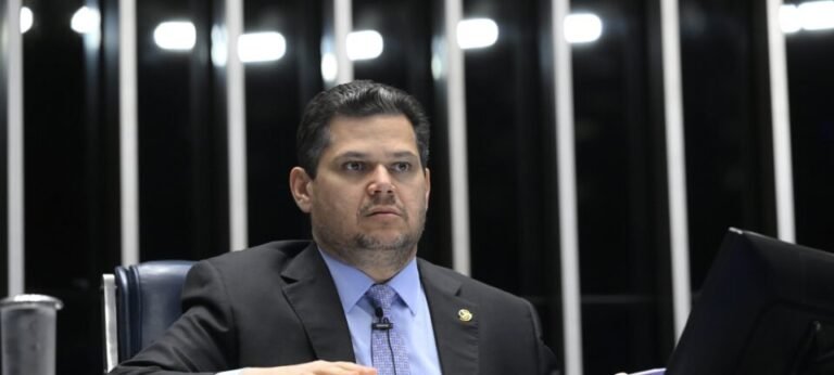 Alcolumbre diz que só pautará reajustes salariais se todos forem votados e bloqueia projetos de alto impacto