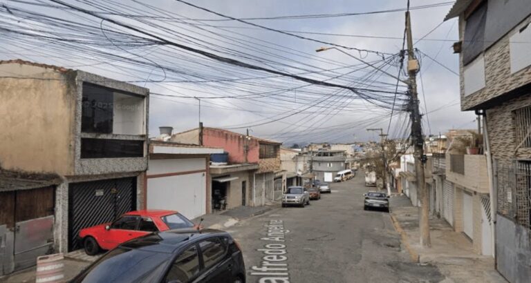 Muro de imóvel abandonado desaba e fere três crianças em Santo André
